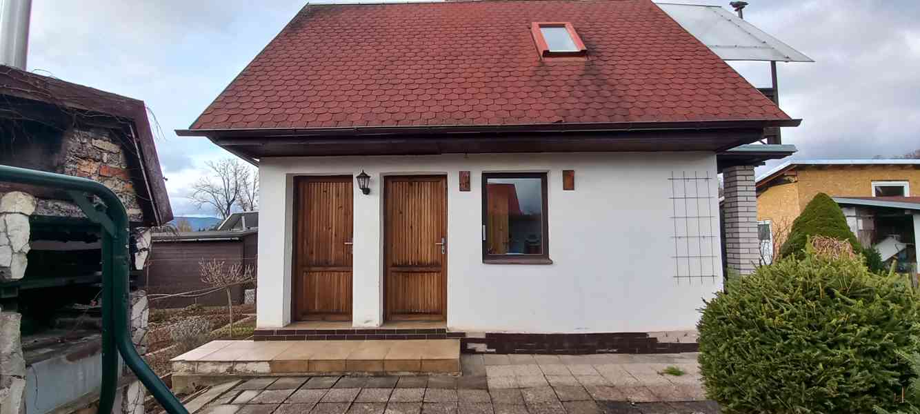 Zahrádku se zahradním domkem a skleníkem - foto 3