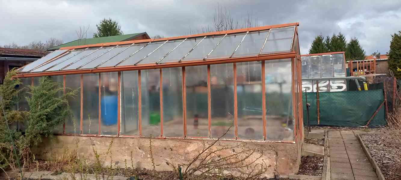 Zahrádku se zahradním domkem a skleníkem - foto 1