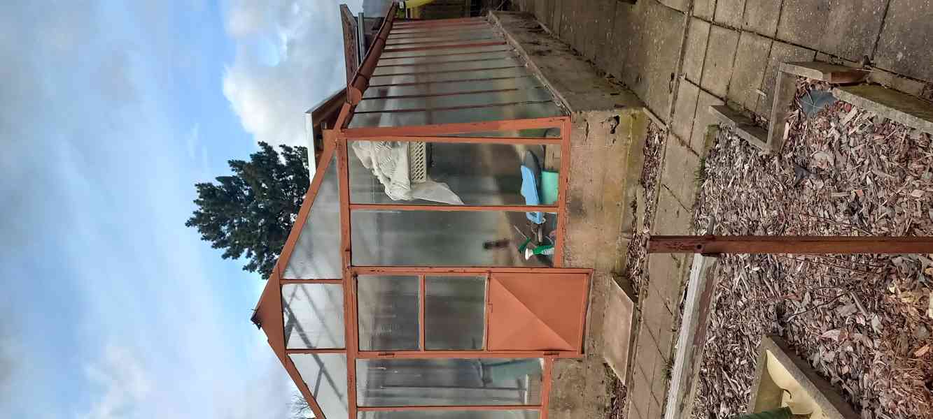 Zahrádku se zahradním domkem a skleníkem - foto 2