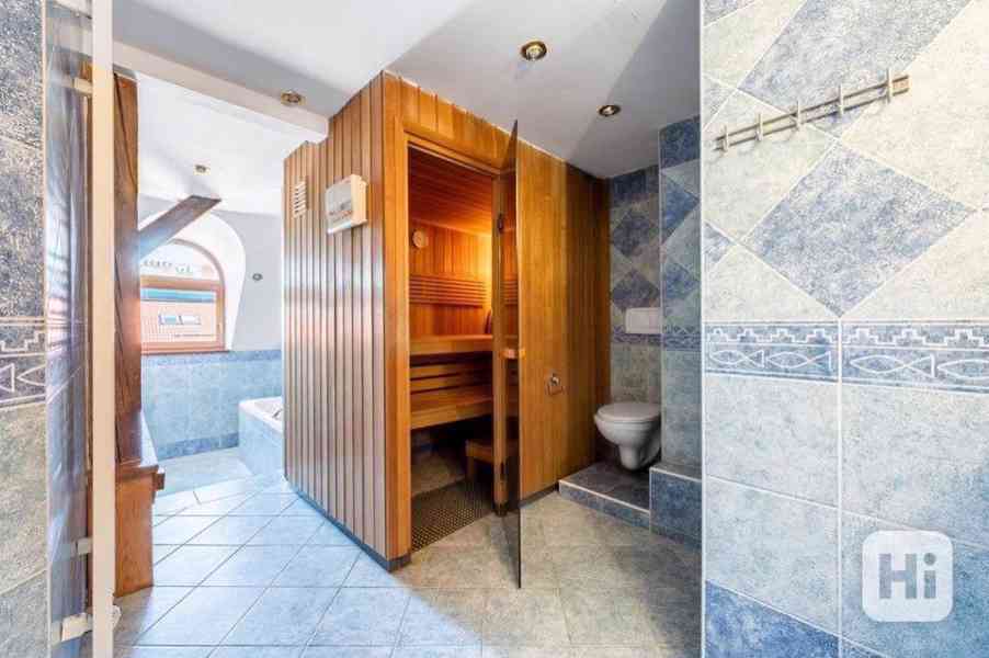 Prodej mezonetového bytu 6+kk (237 m2), 4 ložnice s koupelnou, sauna a vířivka, Vozová 8, Praha 2 - foto 11