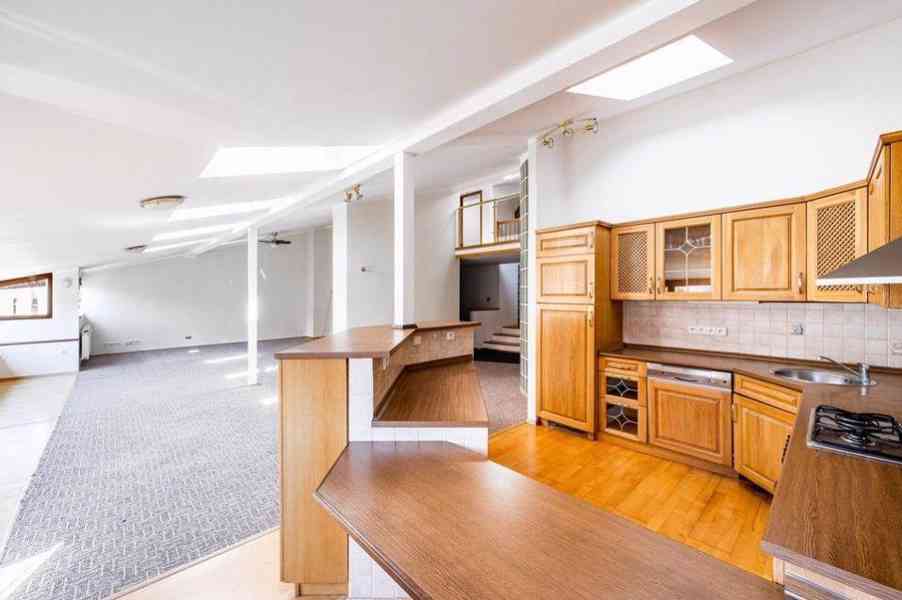 Prodej mezonetového bytu 6+kk (237 m2), 4 ložnice s koupelnou, sauna a vířivka, Vozová 8, Praha 2 - foto 1