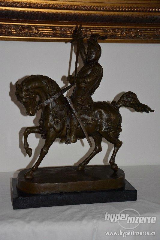 Zámecká bronzová socha rytíře na koni-TOP - foto 1