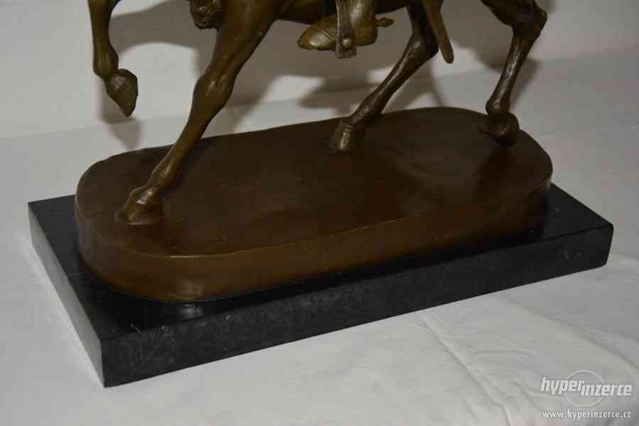 Zámecká bronzová socha rytíře na koni-TOP - foto 6