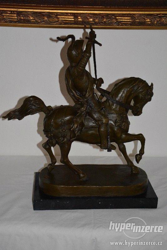 Zámecká bronzová socha rytíře na koni-TOP - foto 8