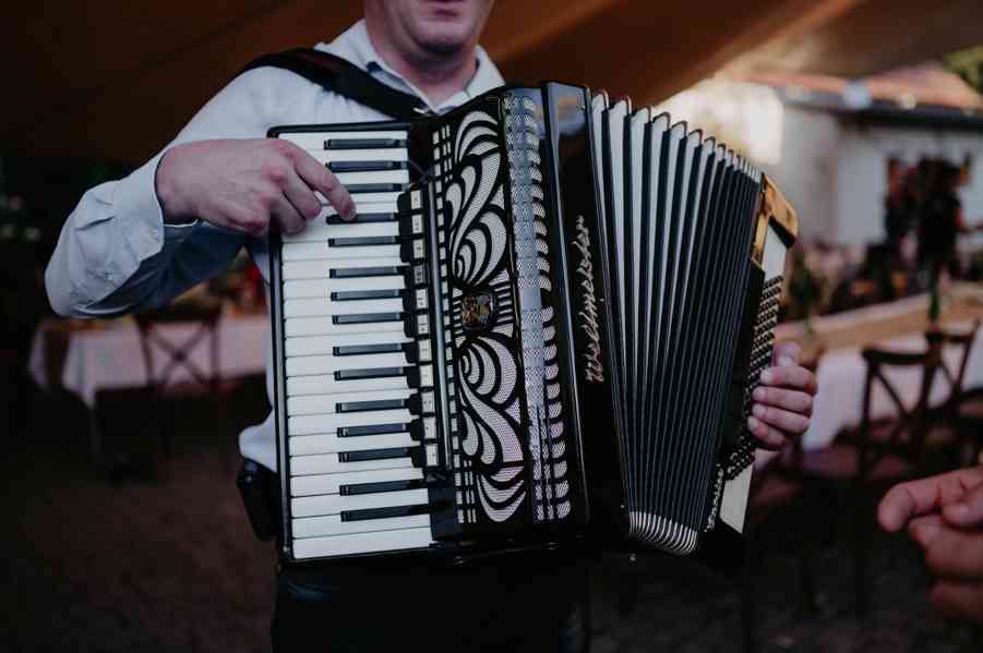 Harmonikář na svatbu, oslavu – živá hudba, lidovky, akordeon