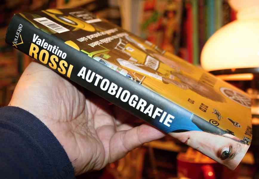 VALENTINO ROSSI - AUTOBIOGRAFIE - CO KDYBYCH TO NIKDY... - foto 2