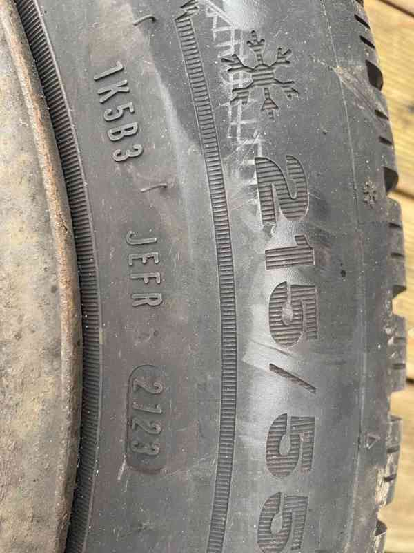 Zimní pneu 215/55 R16 s plech. disky na Peugeot Partner - foto 4