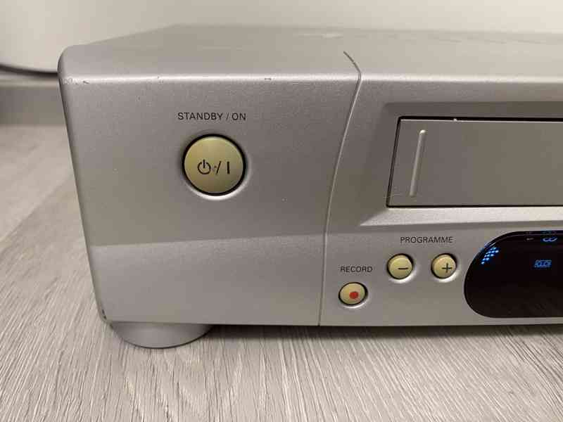 Značkový VHS videorekordér PHILIPS VR570 - foto 2