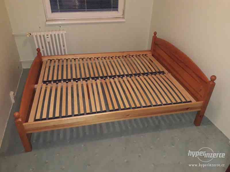 Prodám manželskou postel masiv borovice - foto 1
