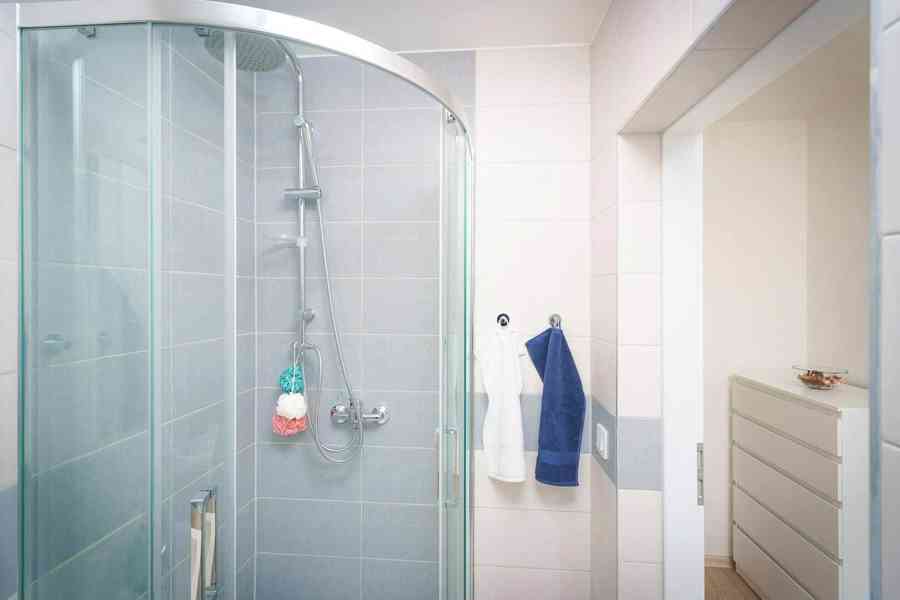 MAJITEL: Zařízené 1+kk u metra Kačerov - All inclusive - BEZ - foto 3