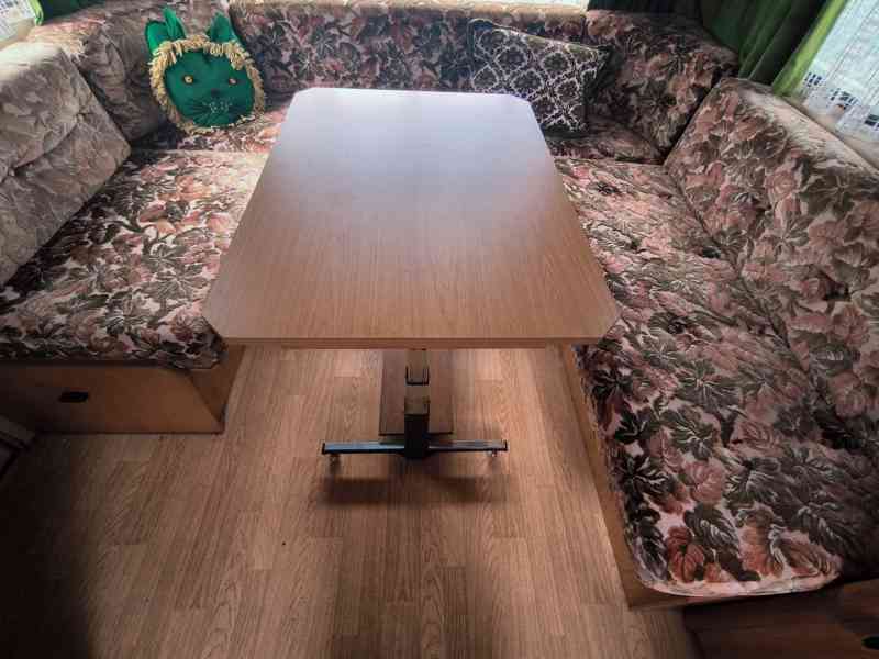 Chata na kolech. Pěkná Eriba na pevné stání, odvoz možný. - foto 12