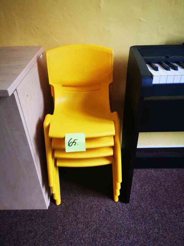 Soubor věcí-židle, stoly, notebook, PC, tiskárny, tabule ad. - foto 12