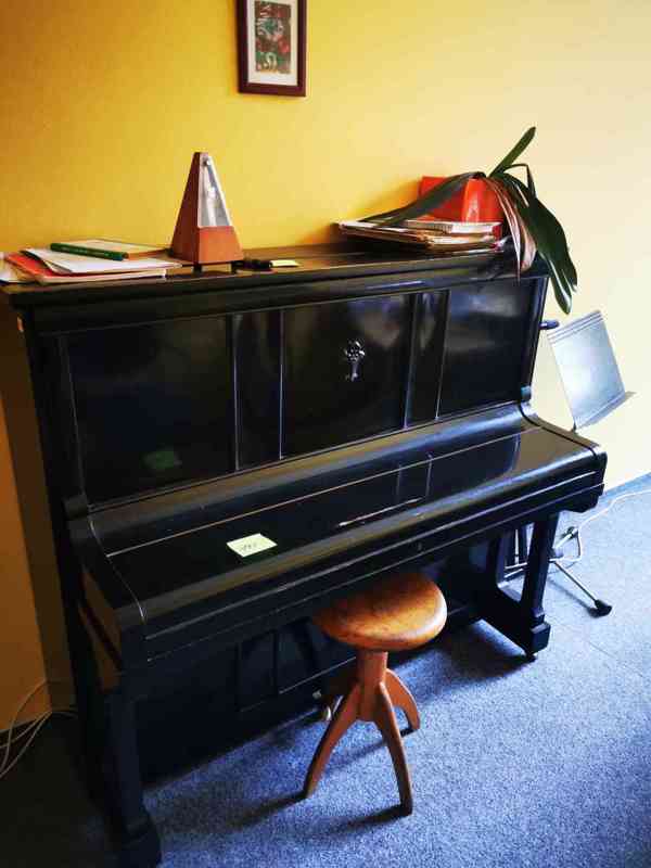 Soubor věcí-židle, stoly, notebook, PC, tiskárny, tabule ad. - foto 7