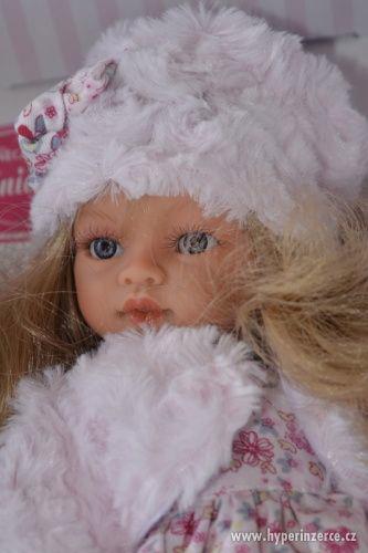 Realistická panenka Emily invierno - blond vlásky - foto 1