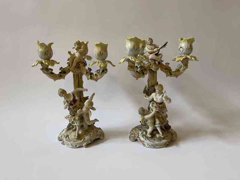 Porcelánové figurální párové 3 plamenné svícny