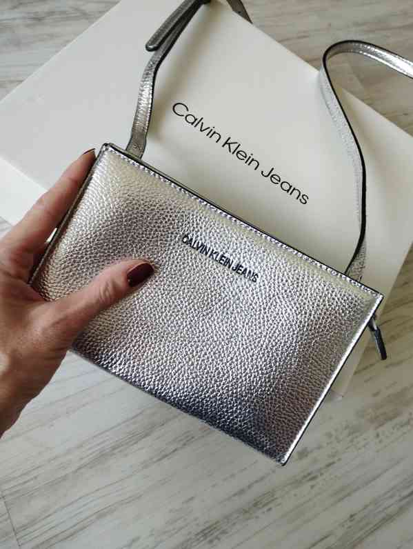 Zánovní stříbrná minikabelka Calvin Klein  - foto 2