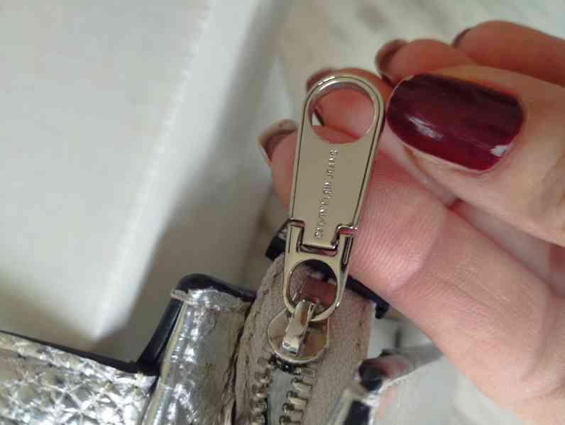 Zánovní stříbrná minikabelka Calvin Klein  - foto 5