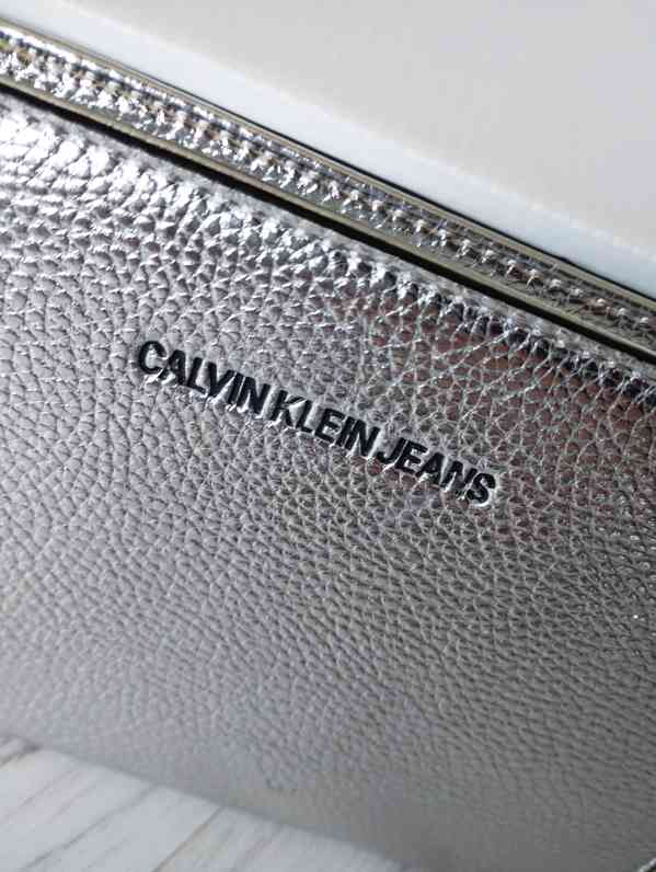 Zánovní stříbrná minikabelka Calvin Klein  - foto 3