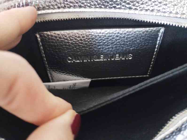 Zánovní stříbrná minikabelka Calvin Klein  - foto 4