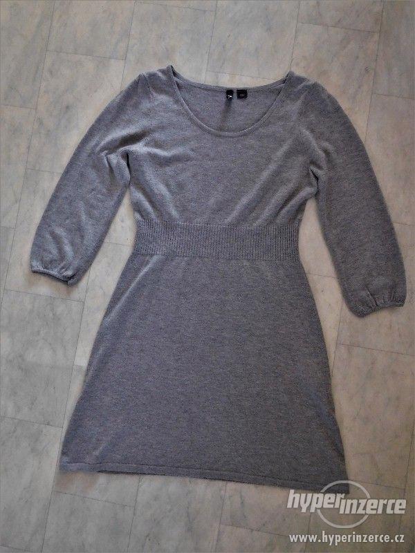 šedé úpletové šaty - foto 3