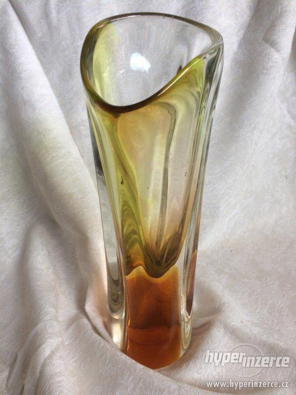 Žlutá váza z litého skla - foto 1
