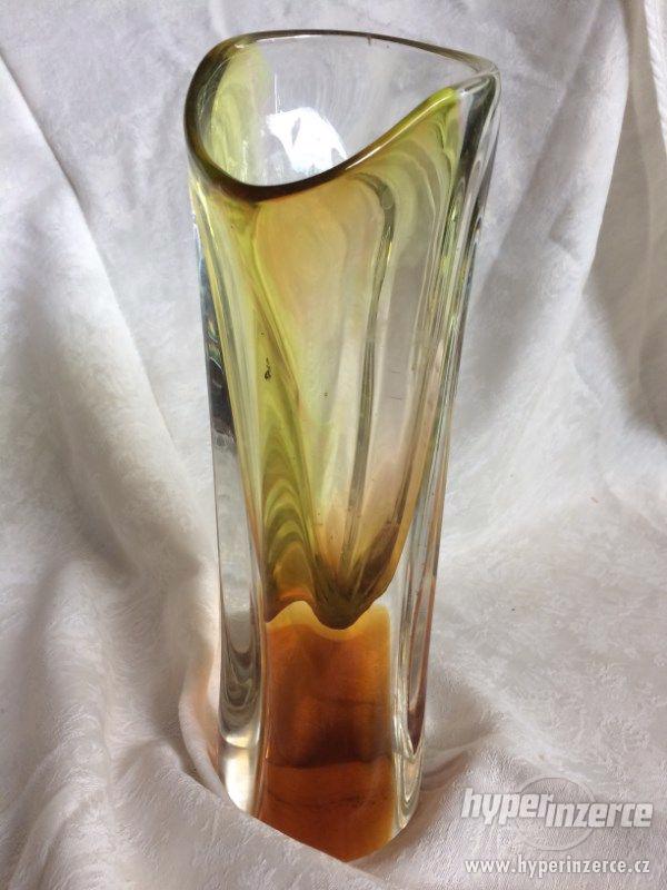 Žlutá váza z litého skla - foto 2