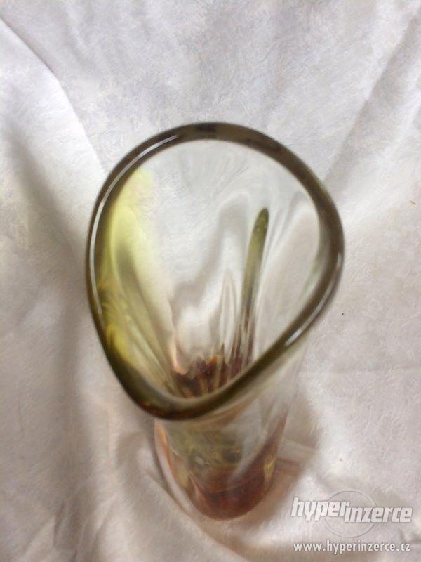 Žlutá váza z litého skla - foto 3