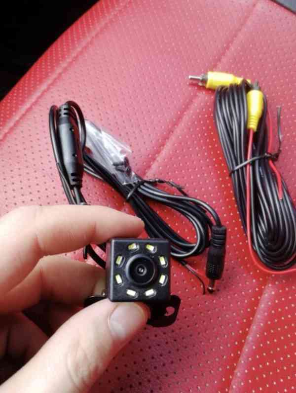 Couvací kamera do auta s LED diodami