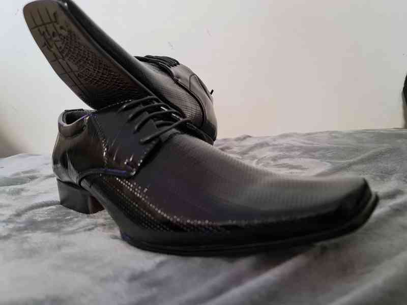 Nové elegantní boty do společnosti černé lesklé  - foto 2