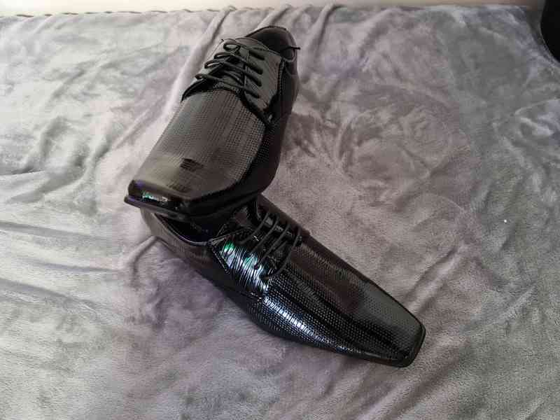 Nové elegantní boty do společnosti černé lesklé  - foto 3