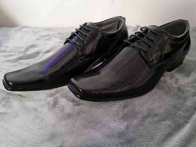 Nové elegantní boty do společnosti černé lesklé  - foto 1
