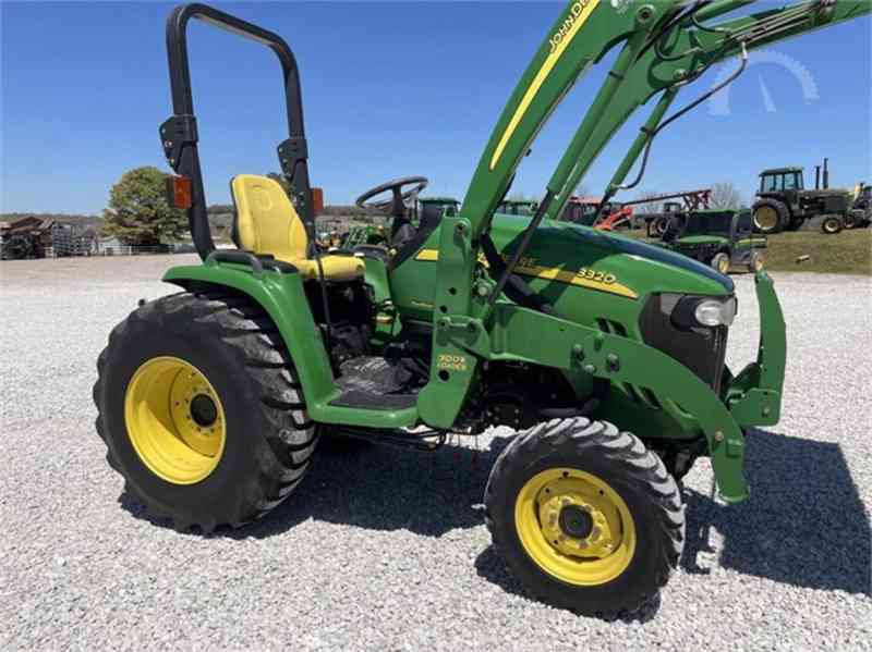 Traktor JOHN DEERE 3320 - foto 1