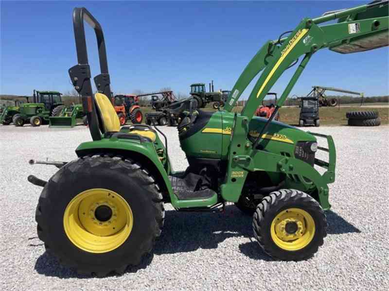 Traktor JOHN DEERE 3320 - foto 12