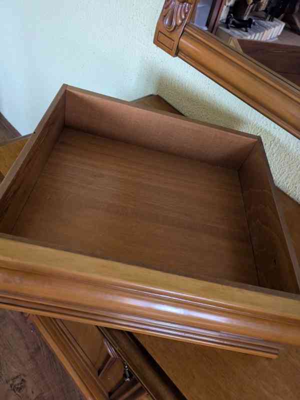 Krásná designová komoda se zrcadlem - foto 5
