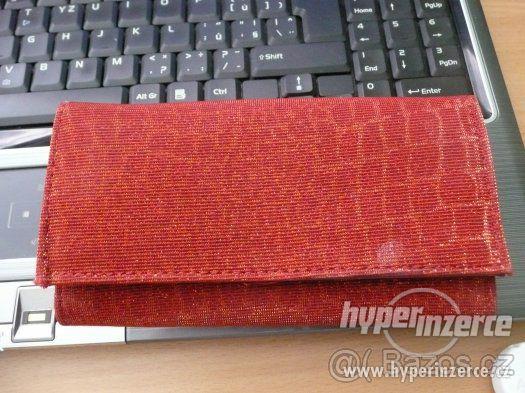 Červená peněženka - foto 1