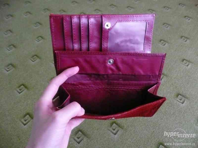 Červená peněženka - foto 3