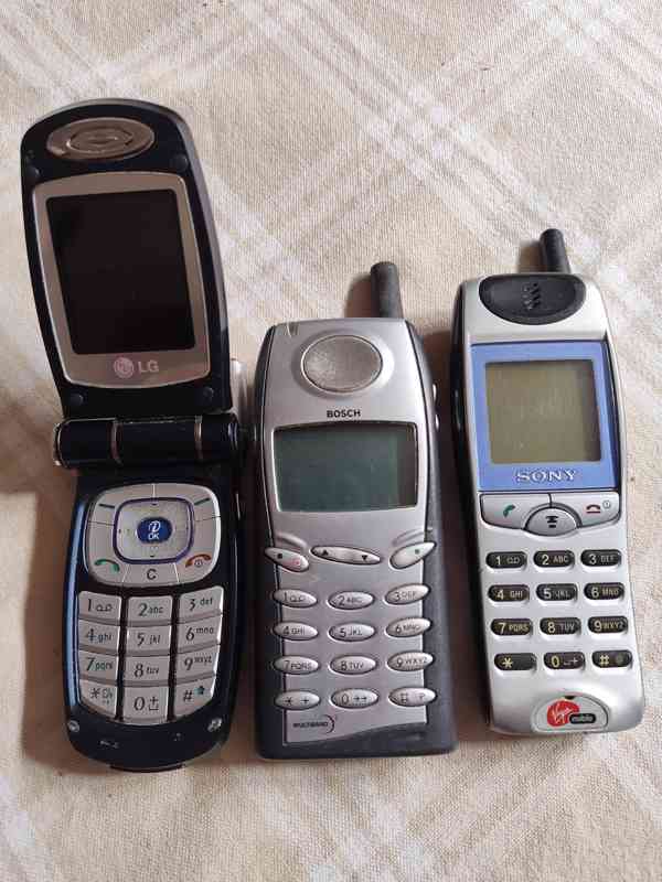 Mobilní tlačítkové telefony mix značek - rarity - foto 4