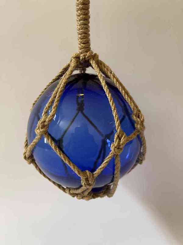 Modrá skleněná koule v pleteném provazu - foto 2