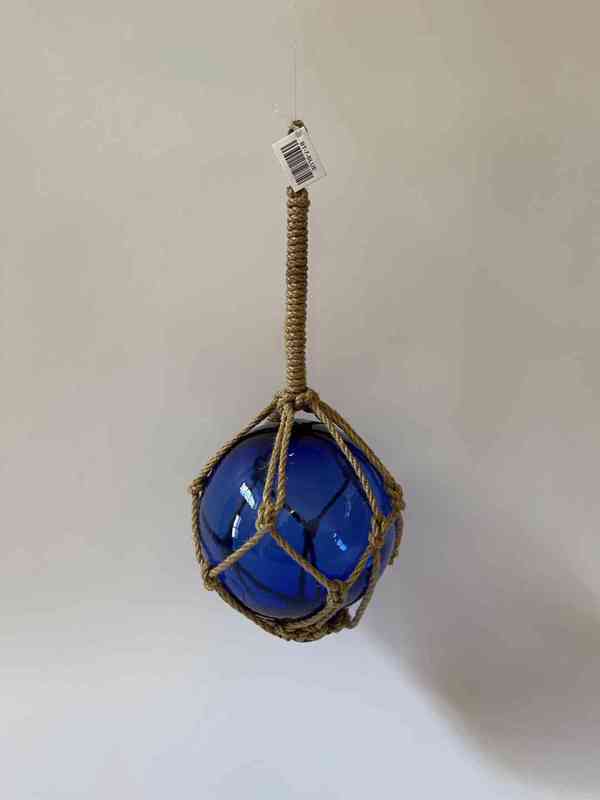Modrá skleněná koule v pleteném provazu - foto 1