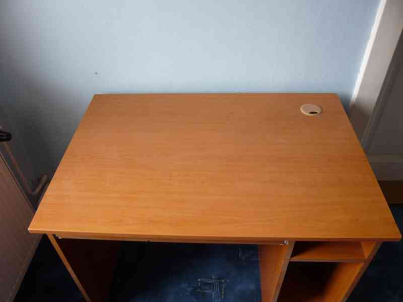 Stůl pod počítač. - foto 2