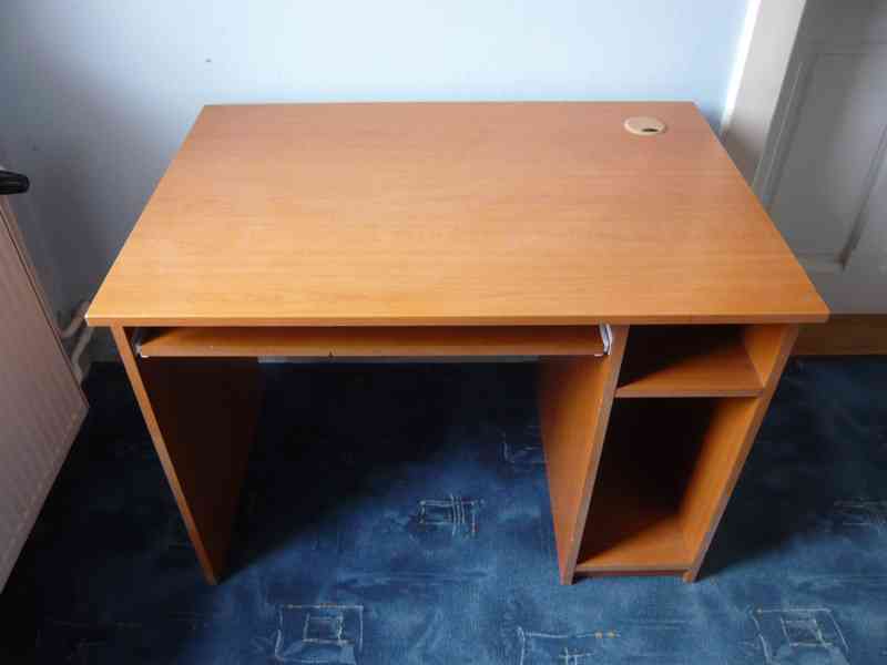 Stůl pod počítač. - foto 3