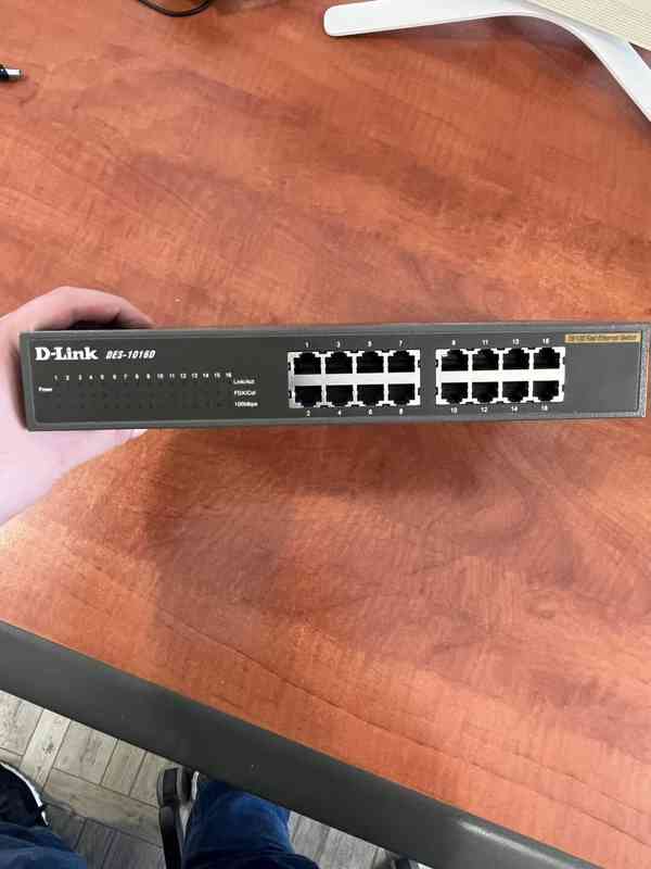 D-Link switch DES-1016D 16 portů