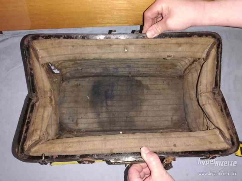 Starý kožený doktorský kufřík - foto 3