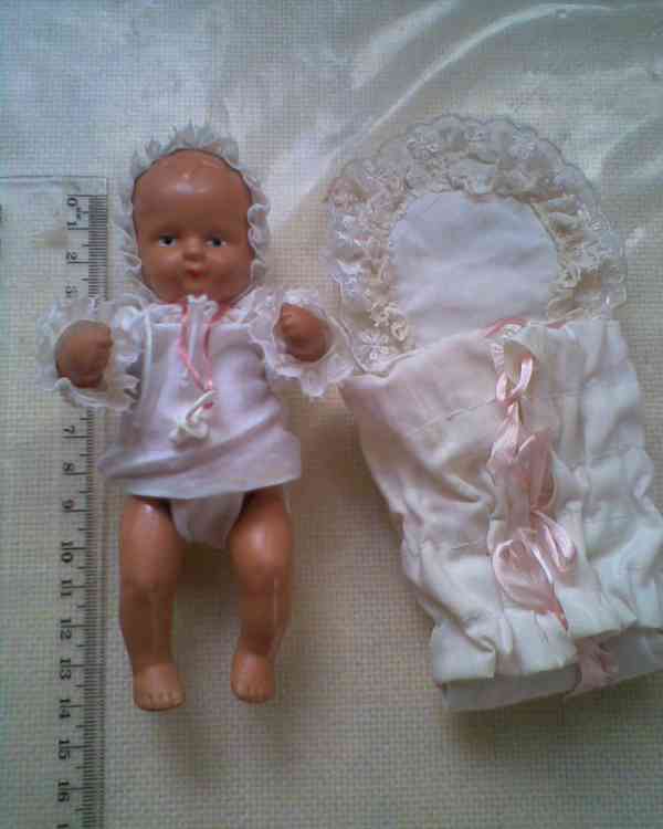 Retro panenka tvrdá masa v kočár.