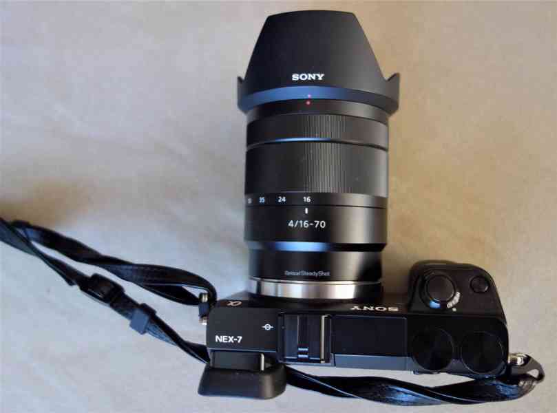 Prodám fotoaparát  SONY NEX 7 objektiv ZEISS 4/16-70  - foto 2