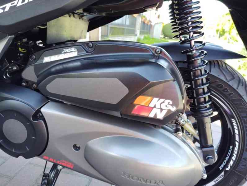 Honda Forza 300 (NF08) 2019-TOP stav,Tuning,včetně doplňků - foto 21