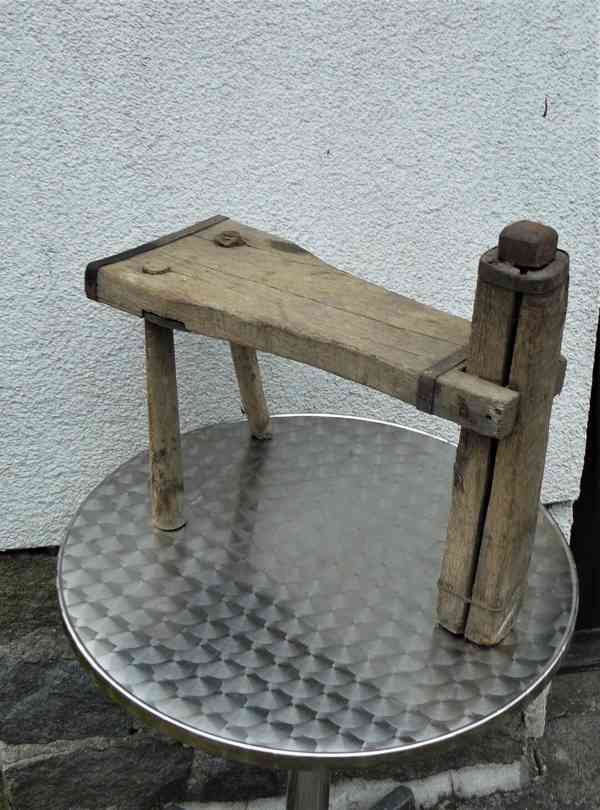 Historická venkovská naklepávací stolička s babkou - foto 2