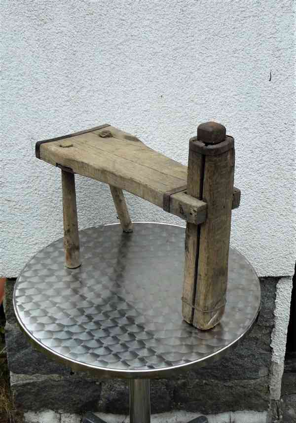 Historická venkovská naklepávací stolička s babkou - foto 1