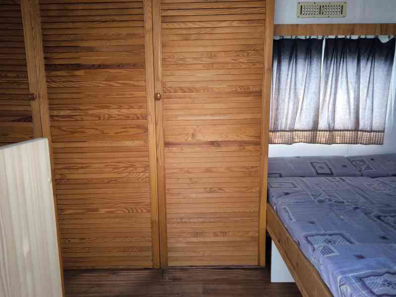 Levný karavan, bez dokladů, interiér ve dřevě, odvoz možný. - foto 16