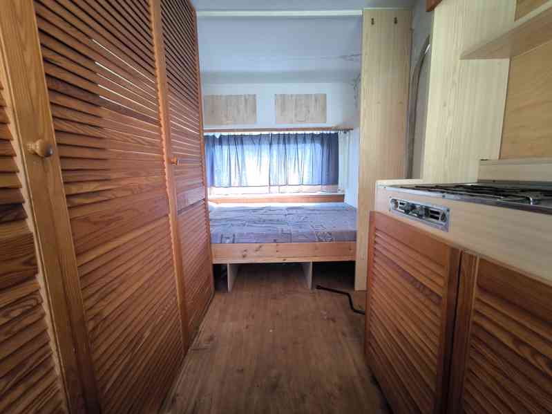 Levný karavan, bez dokladů, interiér ve dřevě, odvoz možný. - foto 8